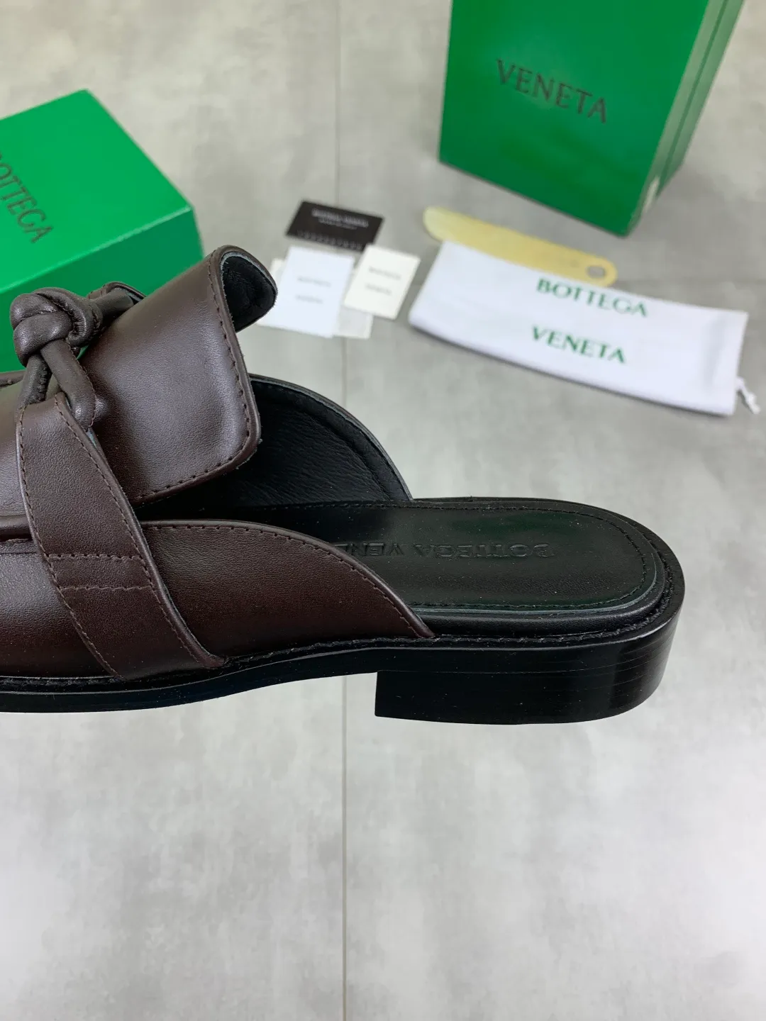 Men's shoes 💰P800 [New model] (genuine leather outsole) water-dyed cow lining 💰High-quality business couple half-slip leather shoes 💎💎💎 BOTTEGA VENETA official website synchronizes the latest top version of BV in the market, accepts material comparison, shoe type comparison, process comparison, practical and textured, versatile and suitable for any occasion, the more you look at it, the more flavorful it becomes. Purely hand-knitted craftsmanship - Upper material, calfskin imported from Italy 🇮🇹 - High-quality water-dyed cowhide lining - Original private model customized leather outsole -Size: Female 35-39 (40 ordered) Male 39-44 (38 45 can be customized) Color: Multiple colors available